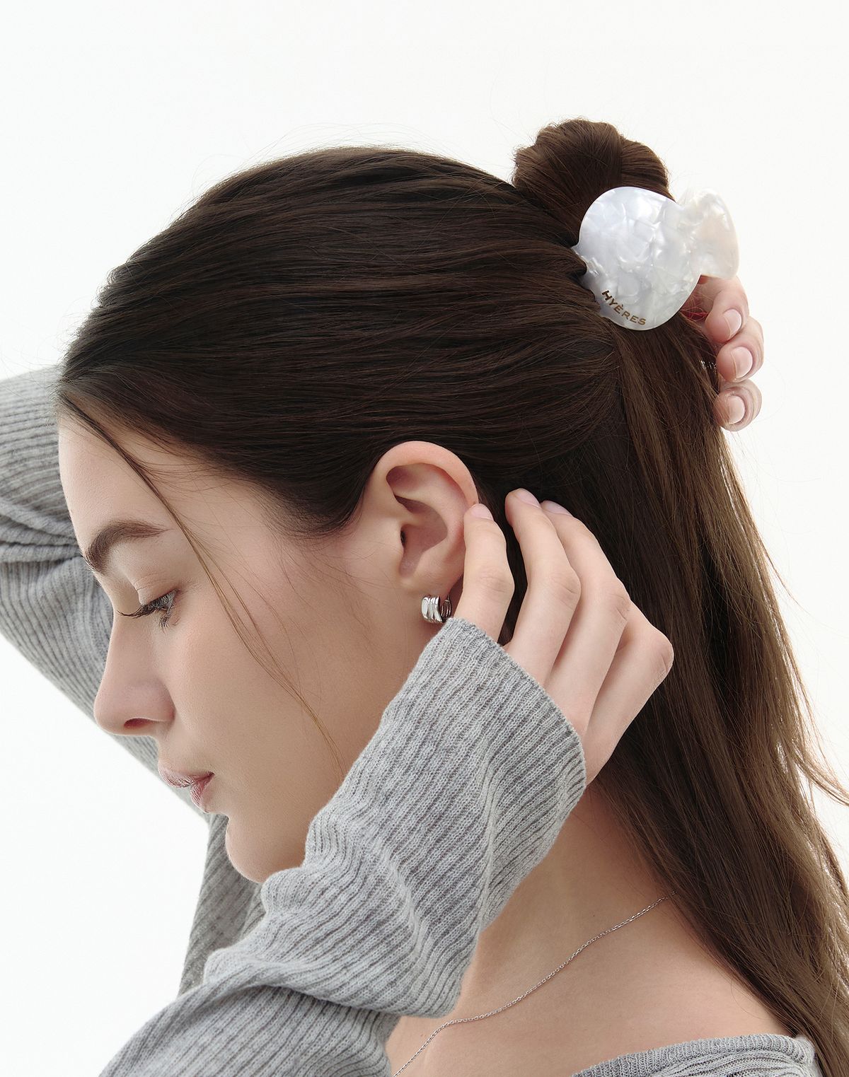 이에르로르(HYERES LOR) 쉘 포인트 헤어 집게핀 화이트 HL6H64601WTXXX