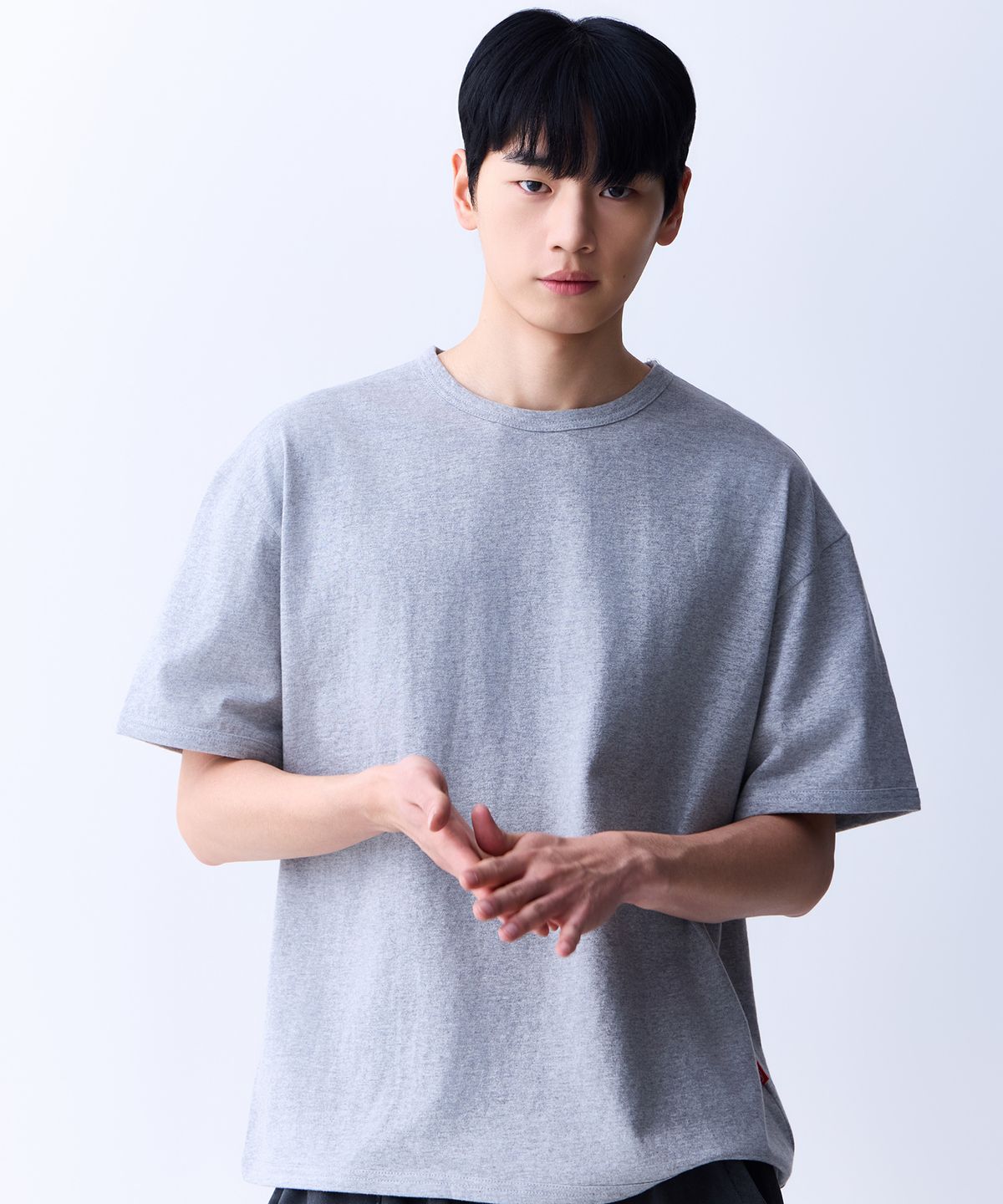 에이던엠(ADERNM) 더블 스티치 넥바인딩 미니멀 티셔츠 그레이