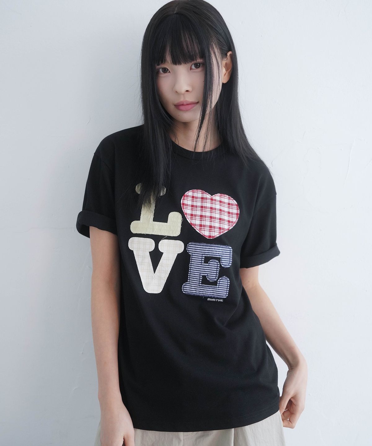 밈더워드로브(MIMTHEWARDROBE) 헬로 월드 패치워크 LOVE 티셔츠_블랙
