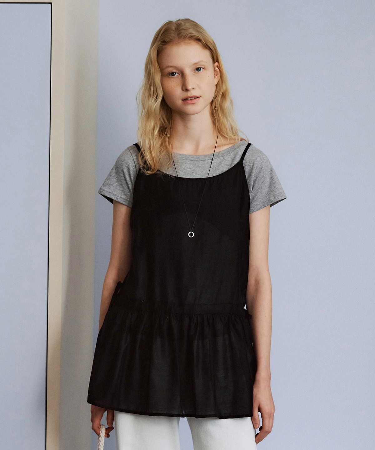 로에일(LOEIL) Side tie peplum sleeveless blouse_Black