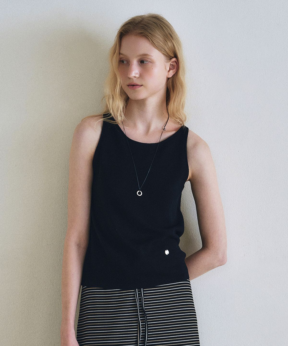 로에일(LOEIL) Airy knit sleeveless top_Black