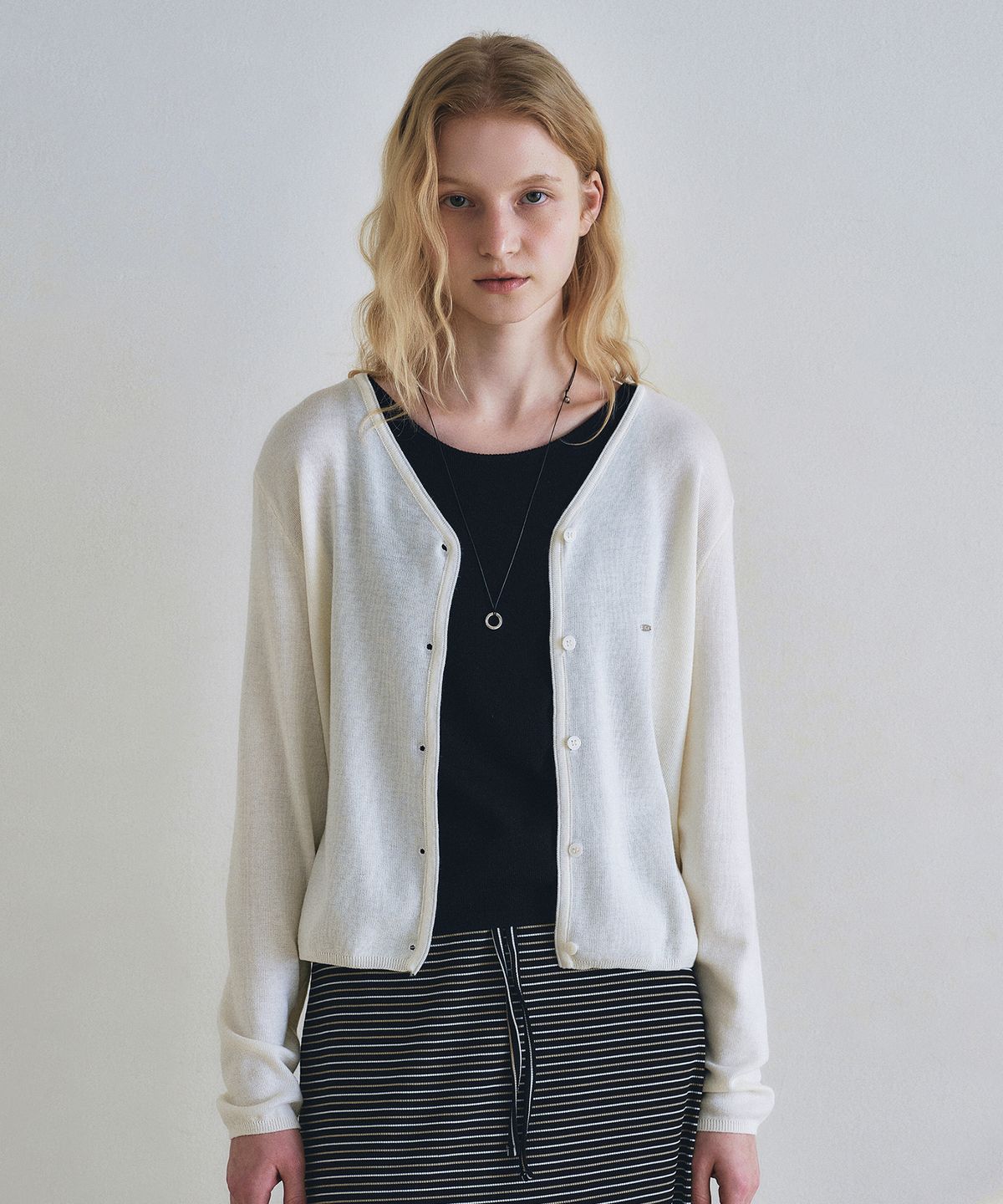 로에일(LOEIL) Basic V-neck knit cardigan_Ivory
