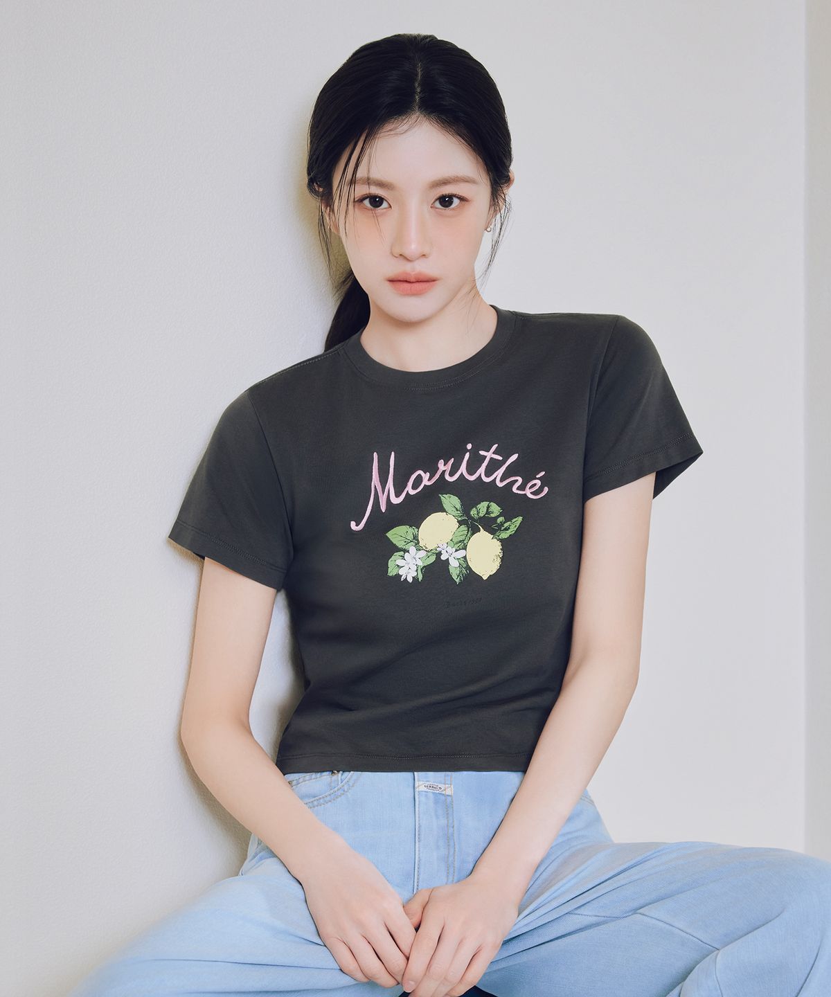 마리떼 프랑소와 저버(MARITHÉ + FRANҪOIS GIRBAUD) W LEMON GRAPHIC SLIM CROP TEE charcoal