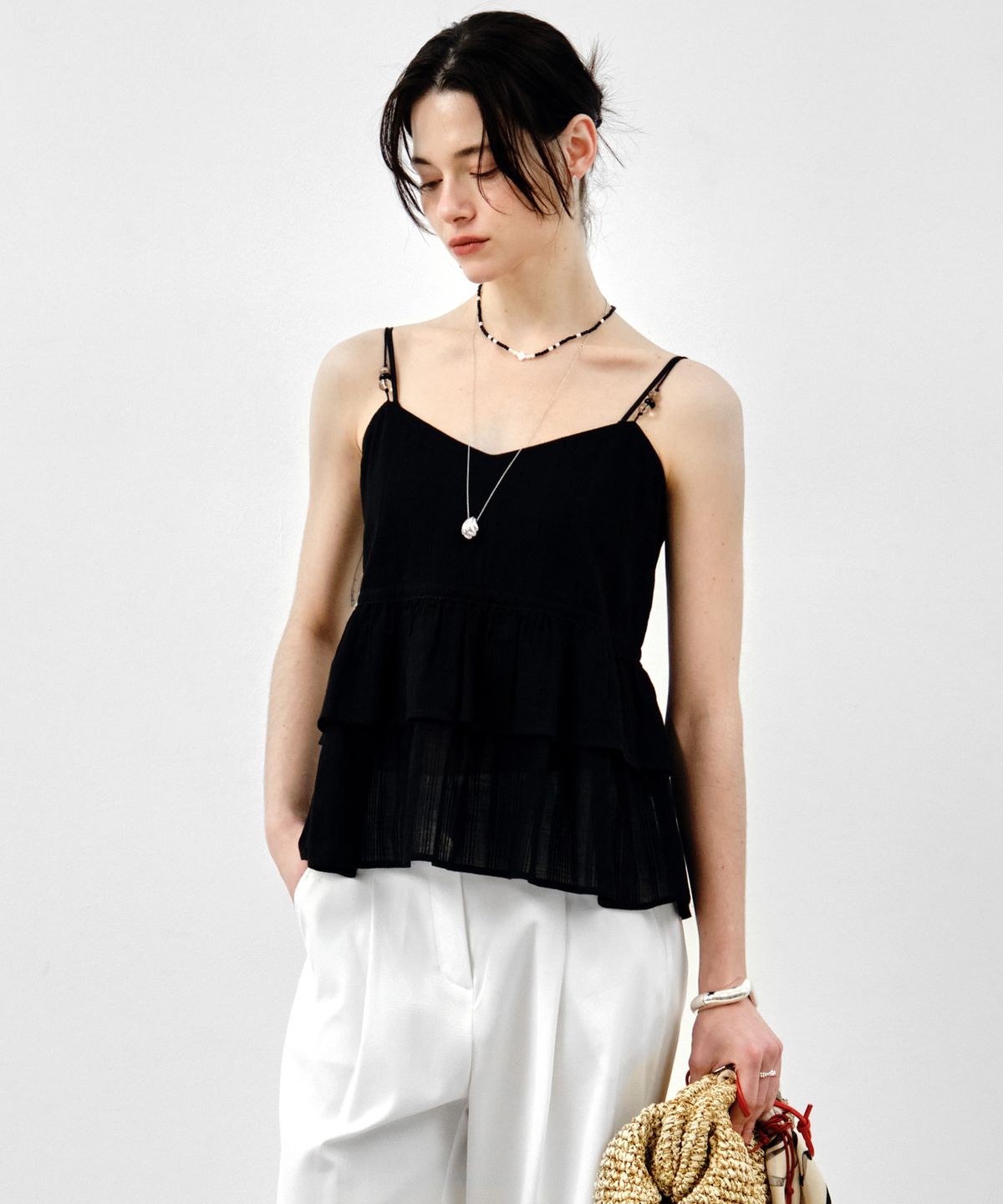 몽돌(MONGDOL) 비즈 스트랩 나시 블라우스 블랙 MDBL007BLACK