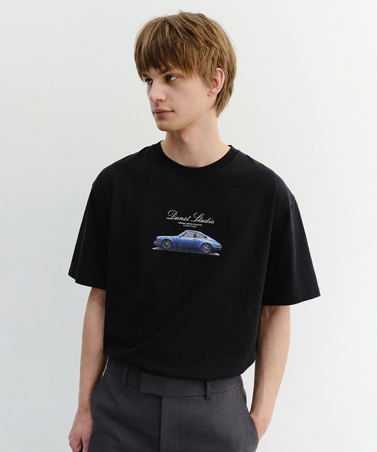 던스트 포 맨(DUNST FOR MEN) SUMMER HOLIDAY CAR T-SHIRT_UNISEX_UDTS6B143_BLACK