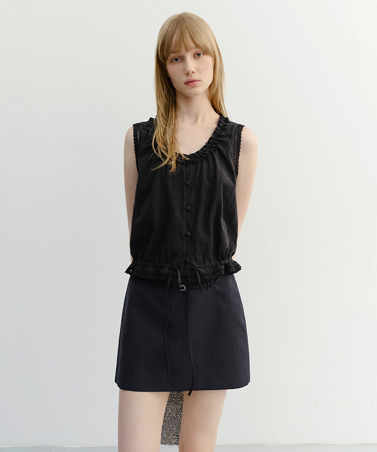 던스트(DUNST) FRILL SLEEVELESS BLOUSE_UDBL6B226_BLACK