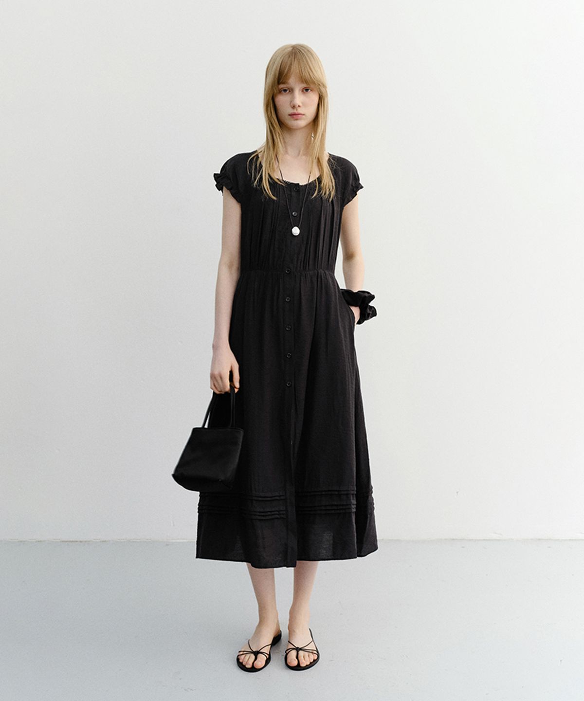 던스트(DUNST) SLEEVELESS SHIRRING DRESS_UDDR6B223_BLACK