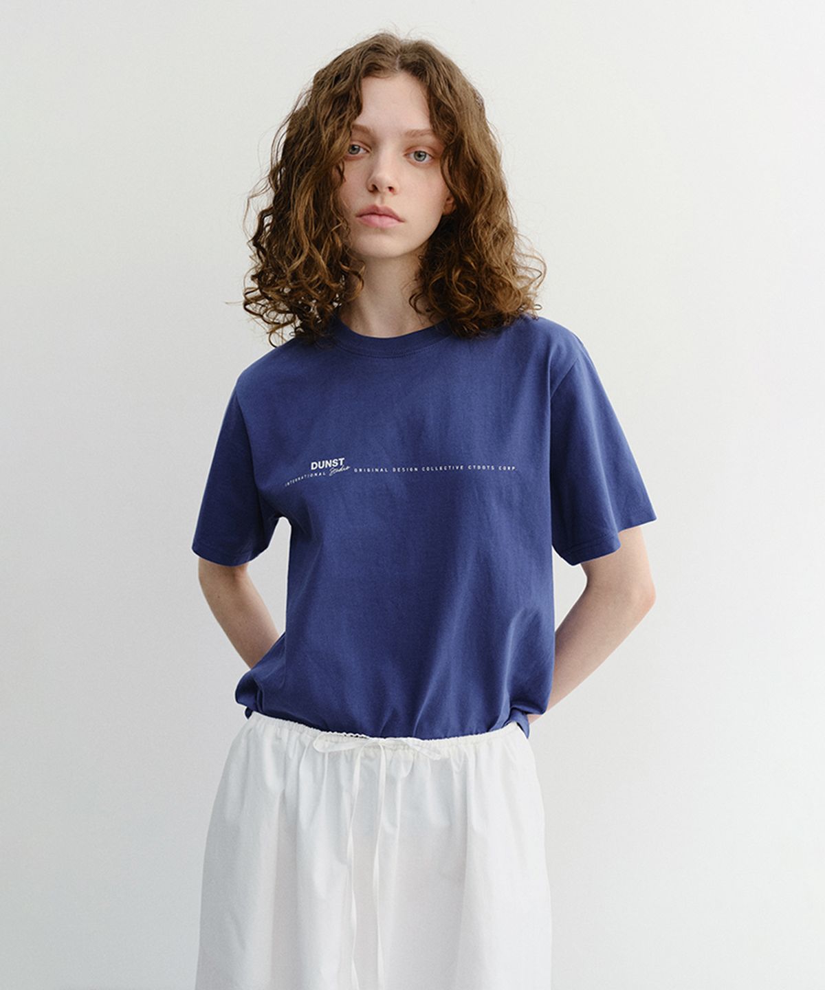던스트(DUNST) UNISEX MINIMAL LETTERING T-SHIRT_UDTS6B147_BLUE