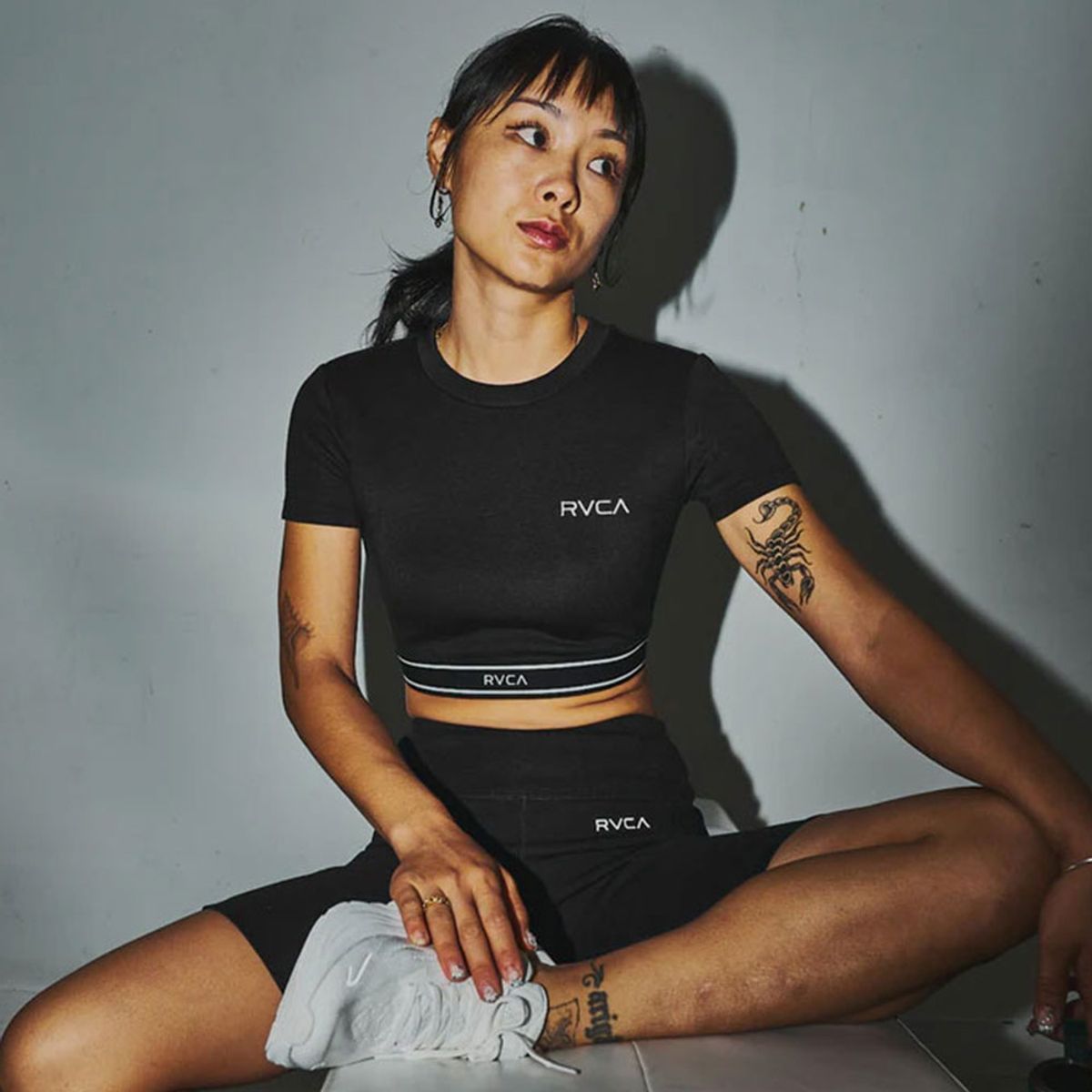 루카(RVCA) UTILITY SPORT 반팔 크롭 티셔츠 (VG11ST151BLK)