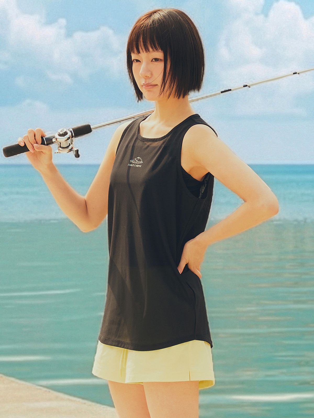배럴(BARREL) PNTS 우먼 비치 스누피 메쉬 슬리브리스 블랙 (B6SWWSV051BLK)
