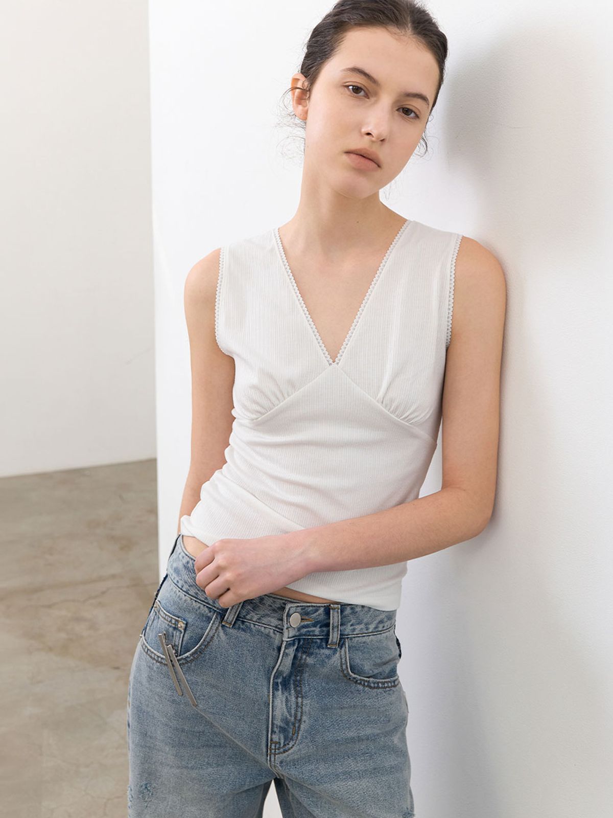 아틀리에 나인(ATELIER NAIN) V-NECK LACE SLIM SLEEVELESS TOP (T-7212)