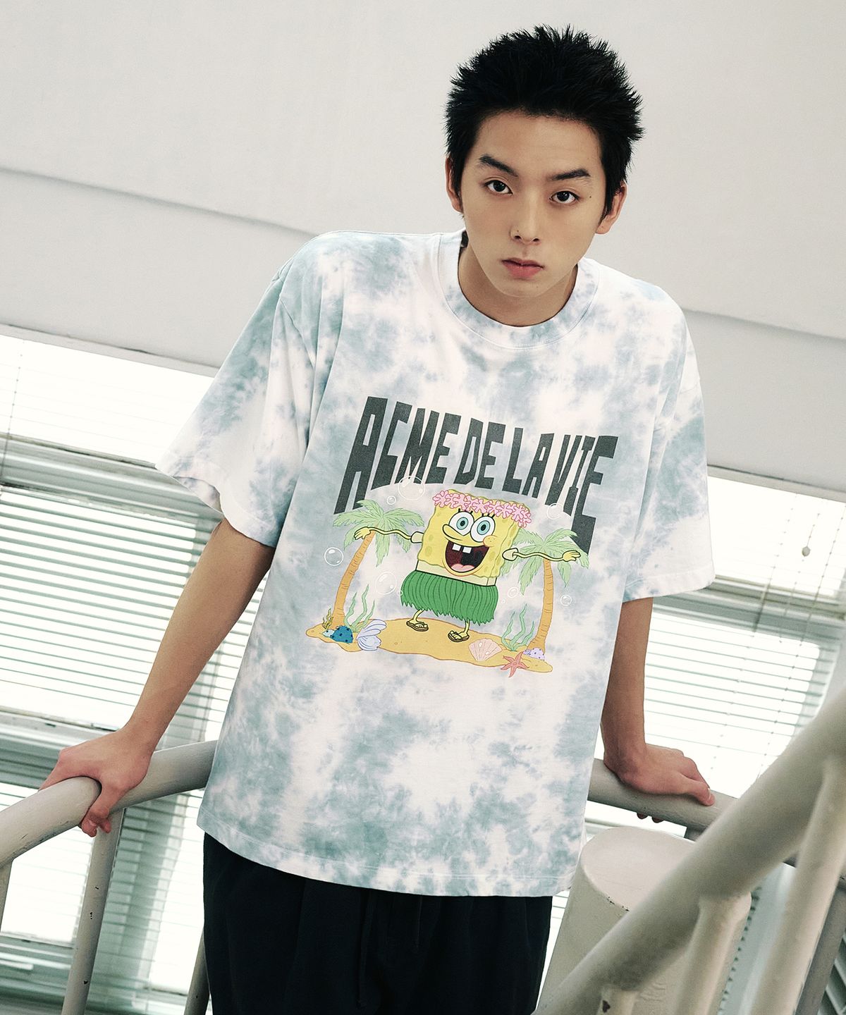 아크메드라비(ACME DE LA VIE) HULA DANCE SPONGEBOB SHORT SLEEVE T-SHIRT