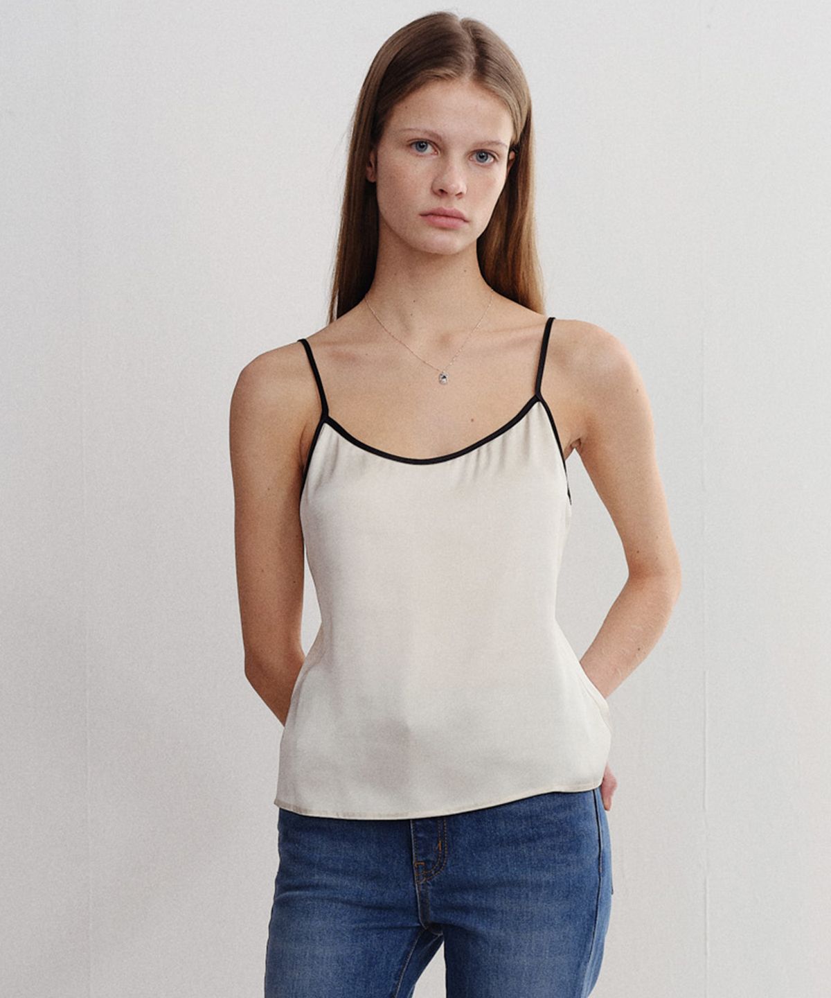 파로(FAHRO) SATIN SLEEVELESS TOP CREAM