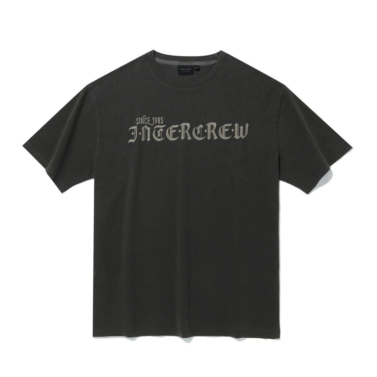 인터크루(INTERCREW) 고딕체 피그먼트 반팔 티셔츠 차콜 ITA2TR34ACC