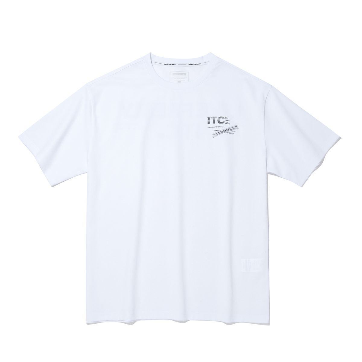인터크루(INTERCREW) 픽셀 레터링 라벨 레이어링 반팔 티셔츠 화이트 ITA2TM08AWH