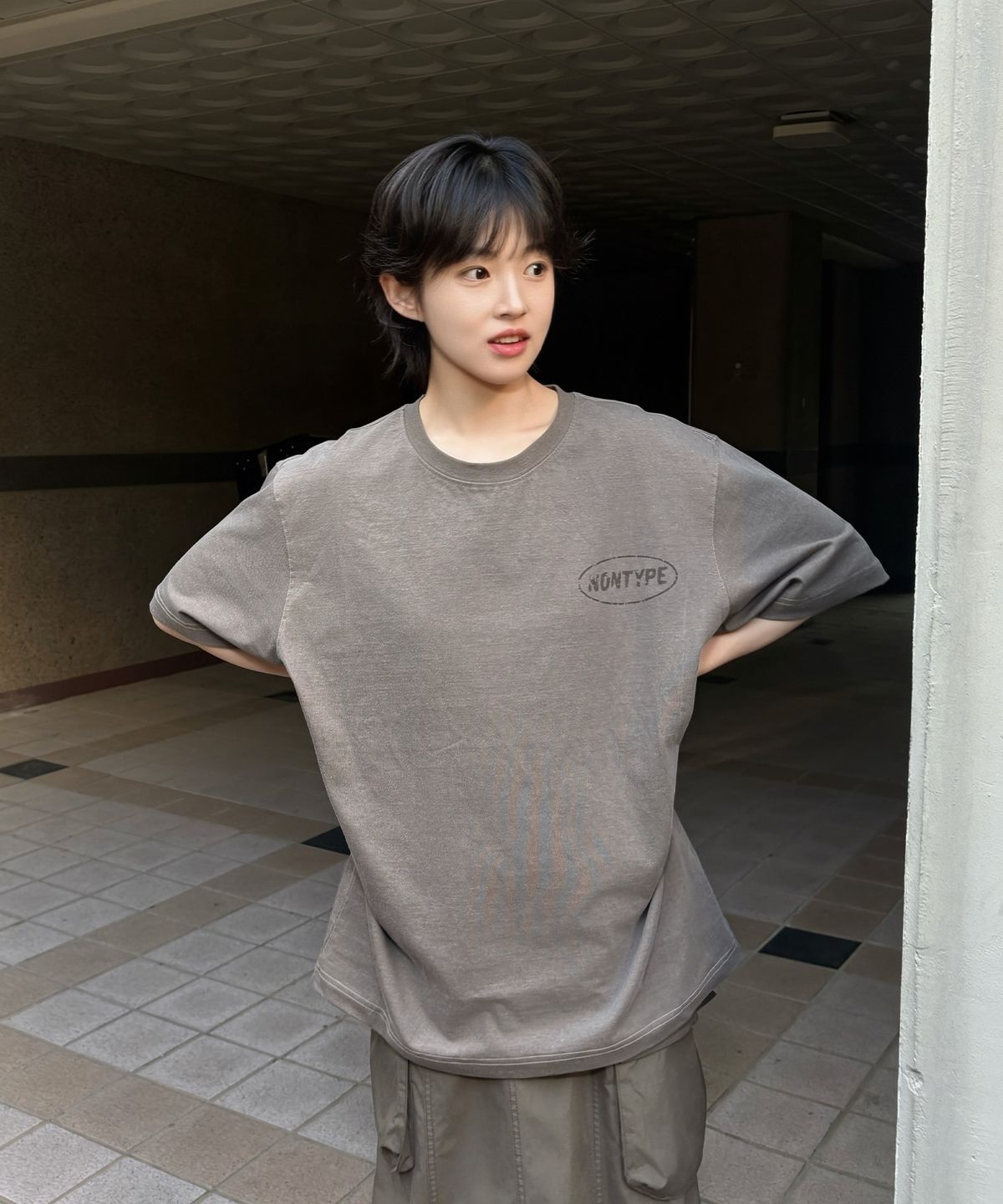 논타입(NONTYPE) FADED BACK PRINT SYMBOL T-SHIRT (BROWN)