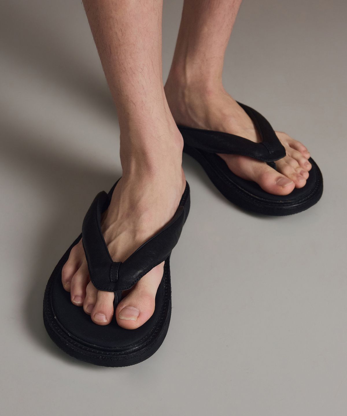 티엔지티(TNGT) [TNGT X Mistake Project] Kinoshita Leather Geta Flip-Flops (Black) TNSO6E100BK