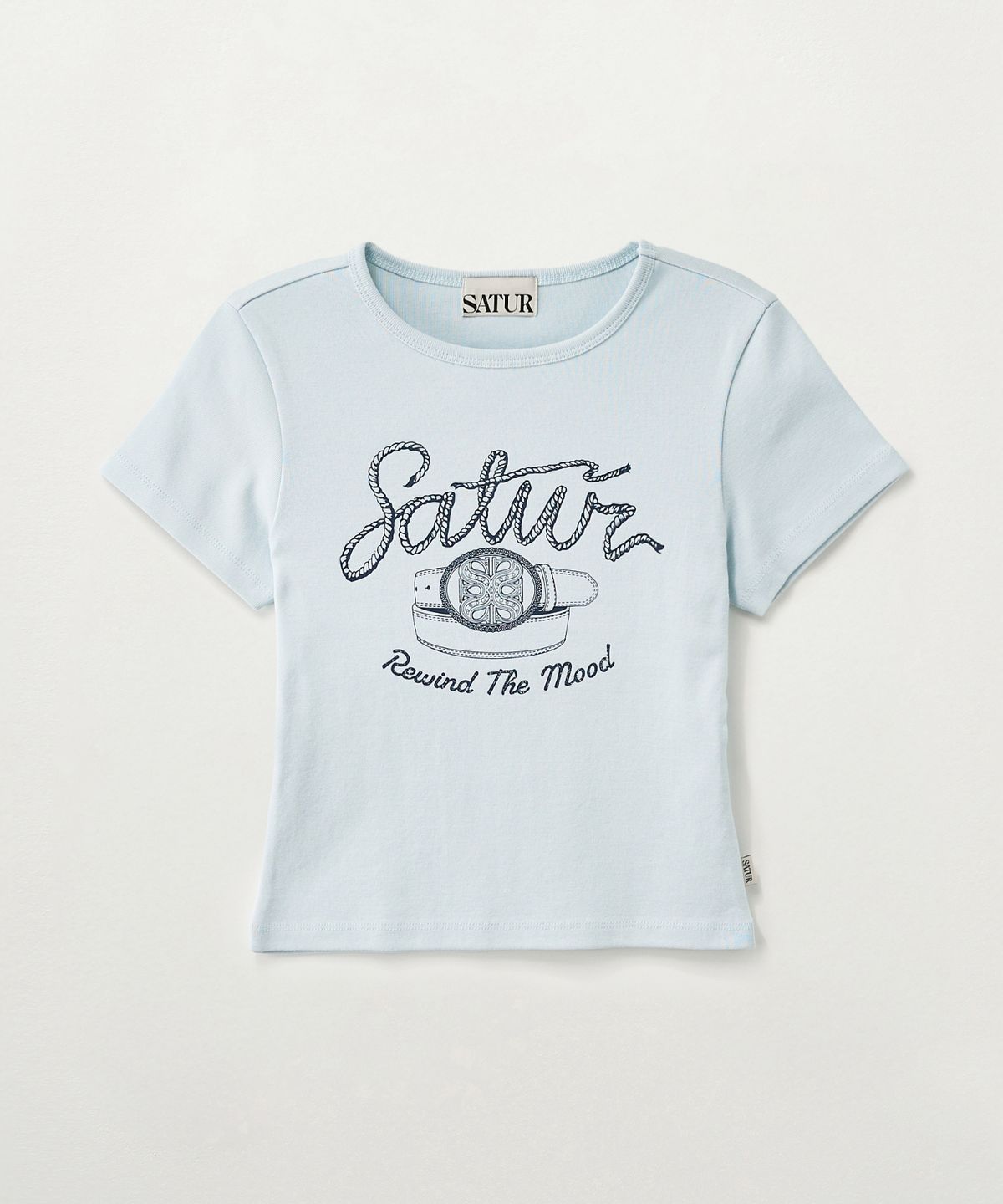 세터(SATUR) (W) 벨트 그래픽 슬림 핏 반팔 티셔츠 스카이 블루