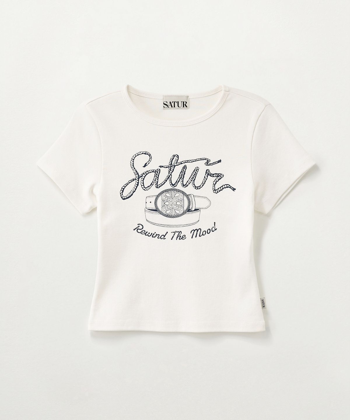 세터(SATUR) (W) 벨트 그래픽 슬림 핏 반팔 티셔츠 화이트