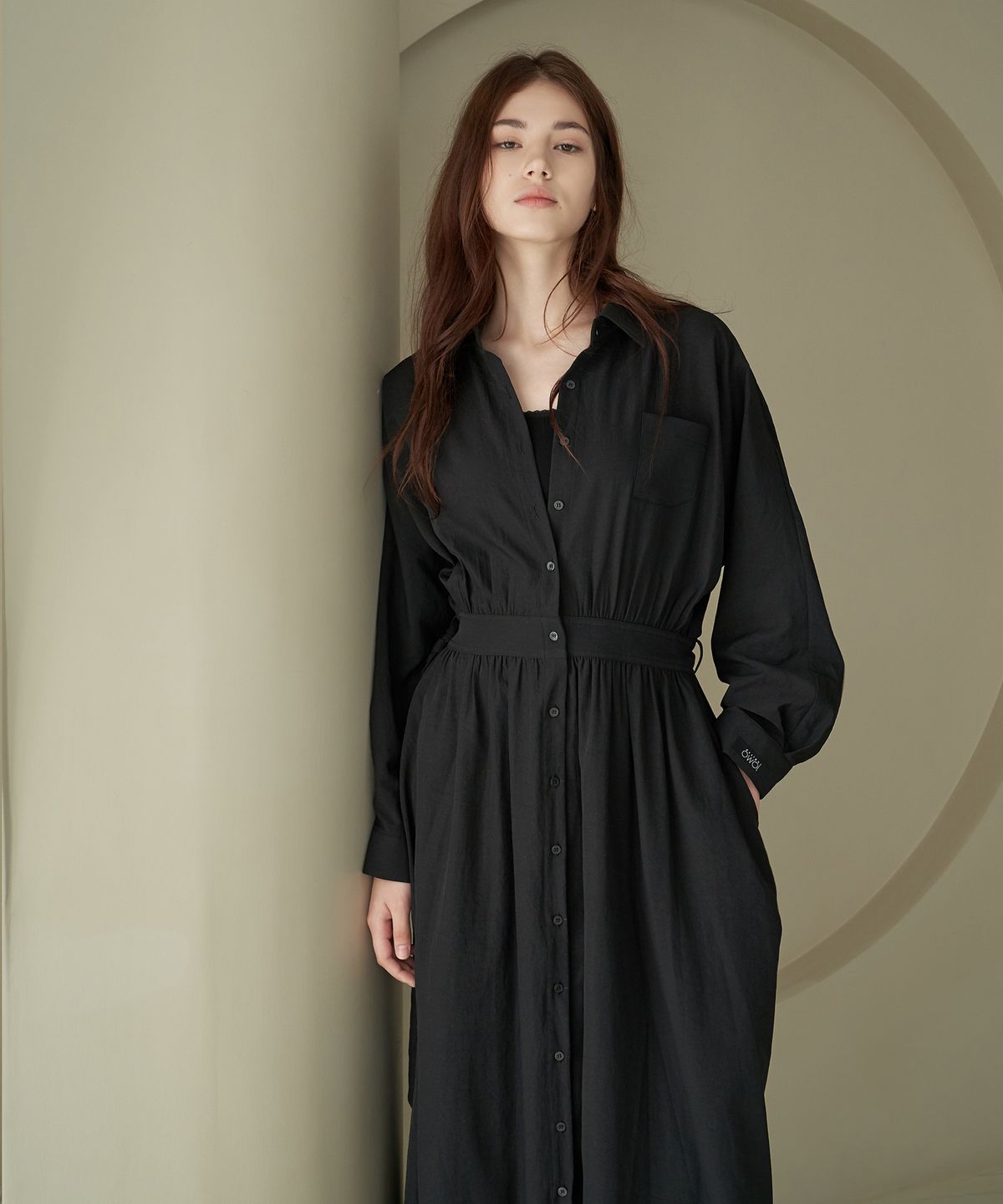 디자인오월(DESIGNOWOL) 카라 셔링롱 맥시 원피스_블랙