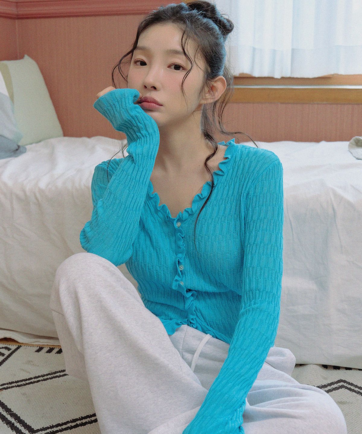 테테모치(TETEMOCHI) 프릴 립 텍스처 슬림 가디건 (blue)