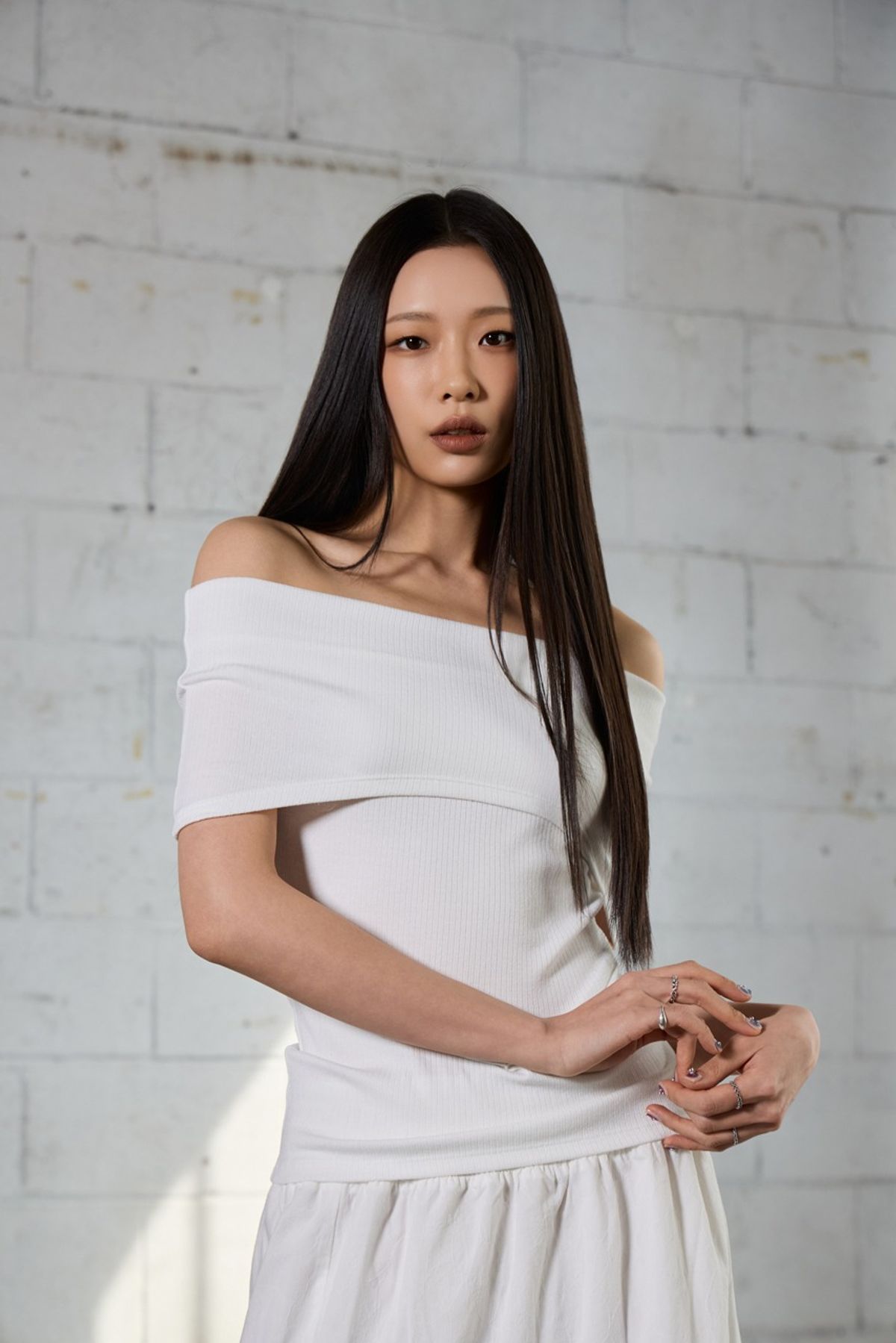 베이디피(VADEFY) 드레이프 오프숄더 티셔츠 - 화이트