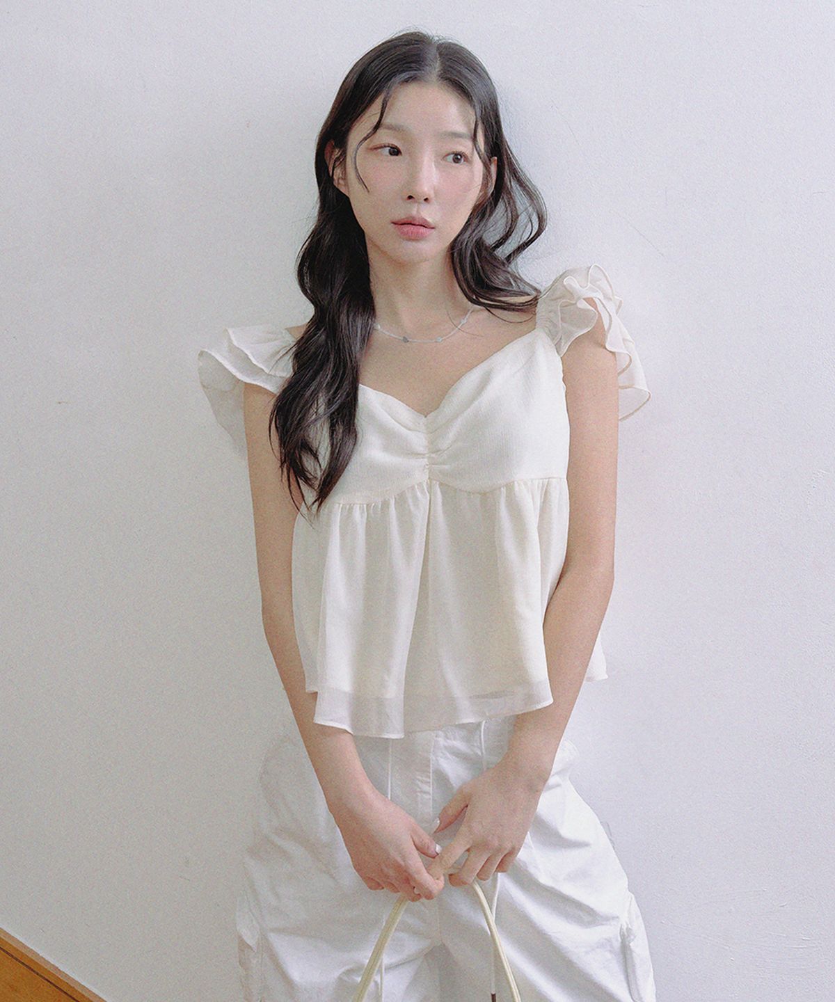 테테모치(TETEMOCHI) 숄더 프릴 셔링 블라우스 (Beige)