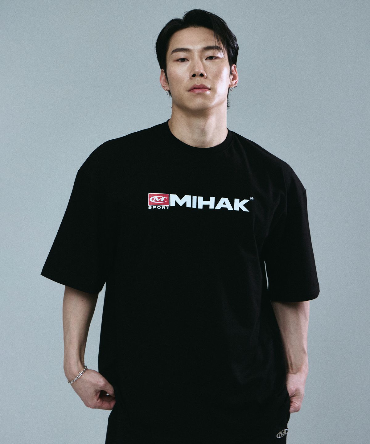 미학(MIHAK) 스포츠 엠블럼 오버핏 티셔츠 (BLACK)