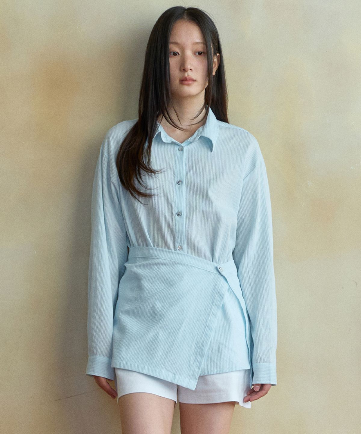 웬즈데이오아시스 포 우먼(WEDNESDAYOASISFORWOMEN) 디아 스트라이프 랩 셔츠_SKY BLUE(WB6ST02)