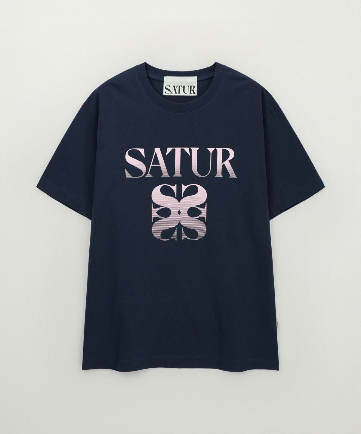 세터(SATUR) 그래디언트 빅 로고 반팔 티셔츠 네이비