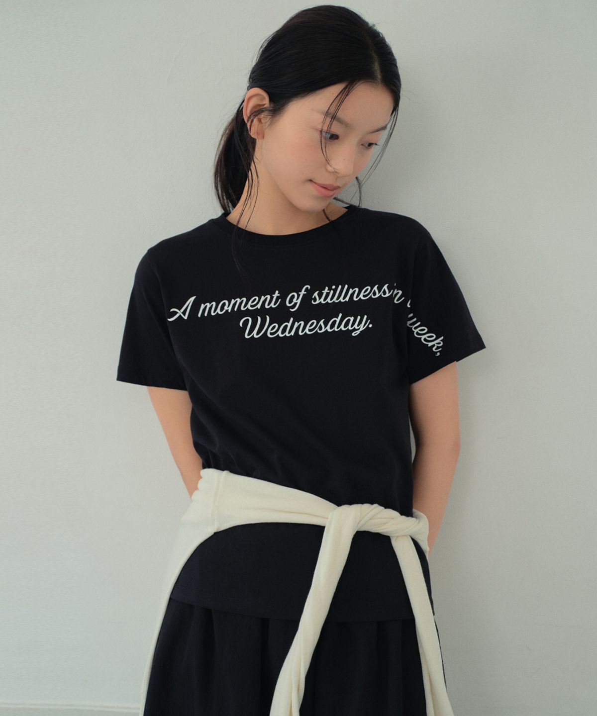 웬즈데이오아시스 포 우먼(WEDNESDAYOASISFORWOMEN) 노트 레터링 세미 크롭 반팔 티셔츠_BLACK(W26TP21)