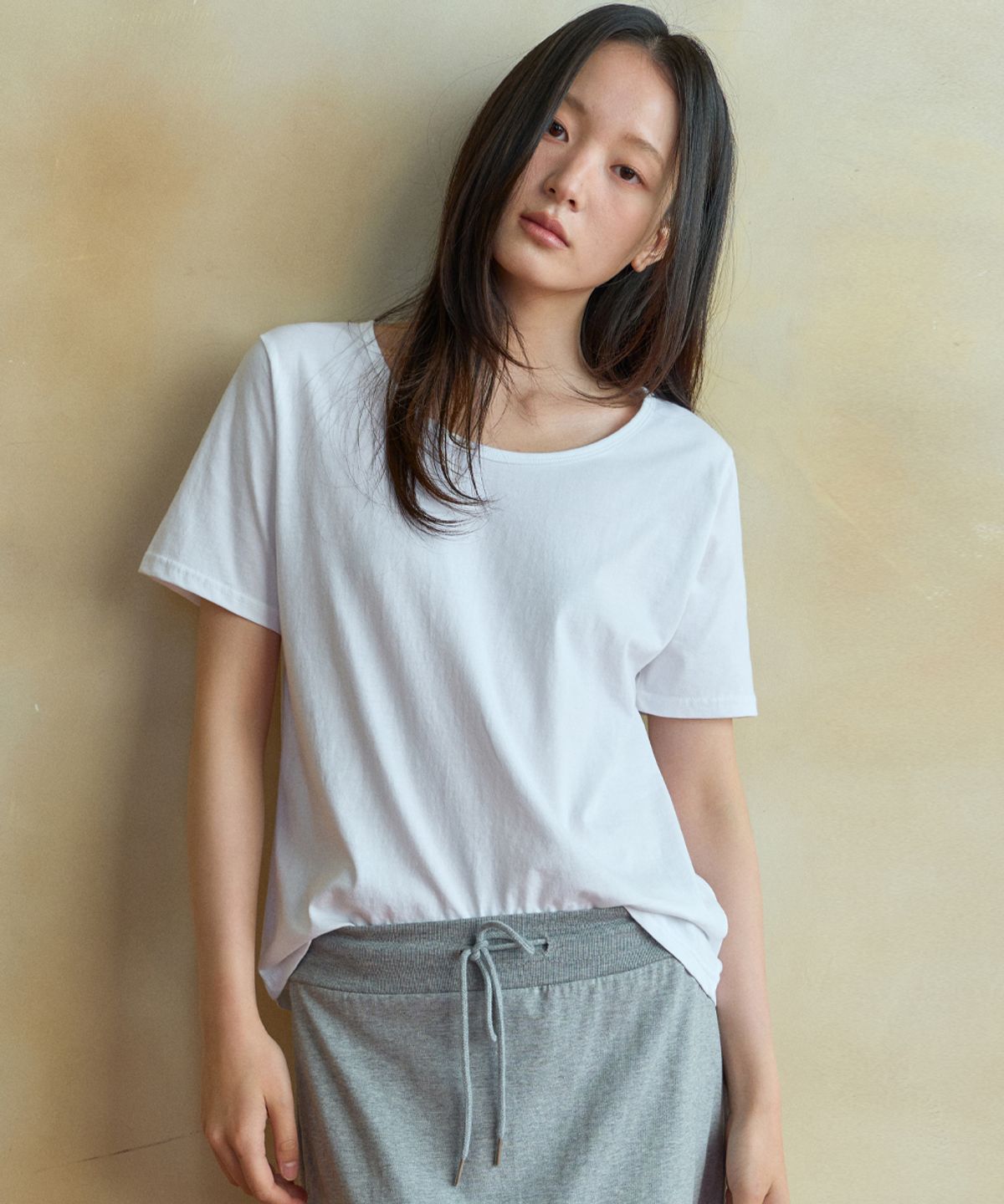 웬즈데이오아시스 포 우먼(WEDNESDAYOASISFORWOMEN) 실켓 유넥 하프 티셔츠_IVORY(WB6TP32)