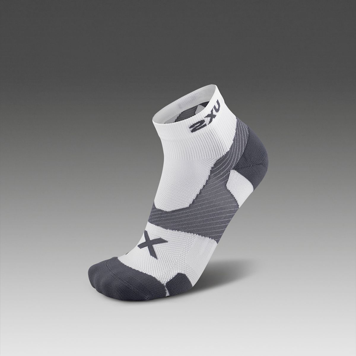 투타임즈유(2XU) (공용) 벡터 쿠션 1/4 크루 삭스 UA5048EWHT-GRY