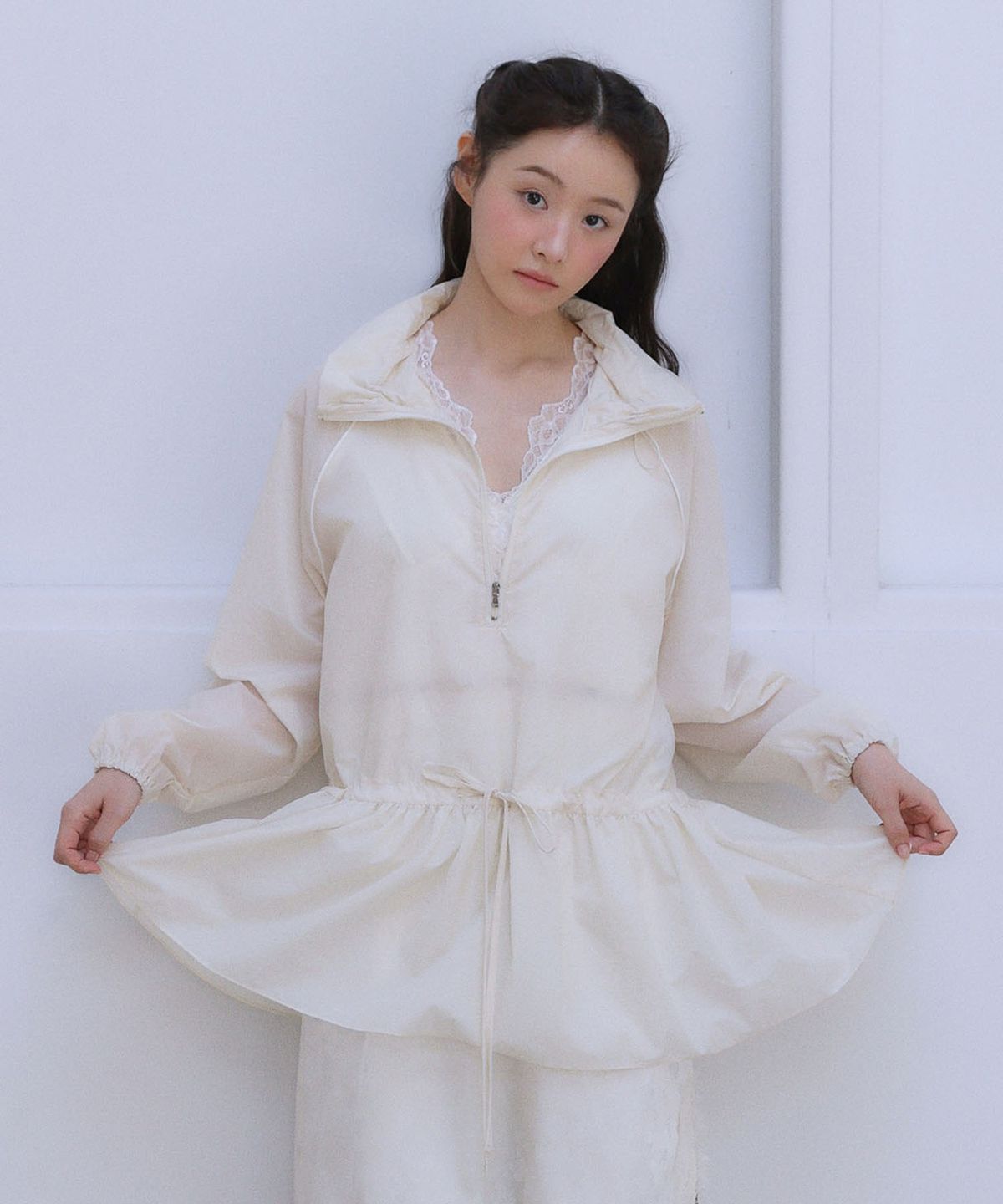 아우로(OURO) NYLON FRILL WIND BREAKER [ CREAM ]