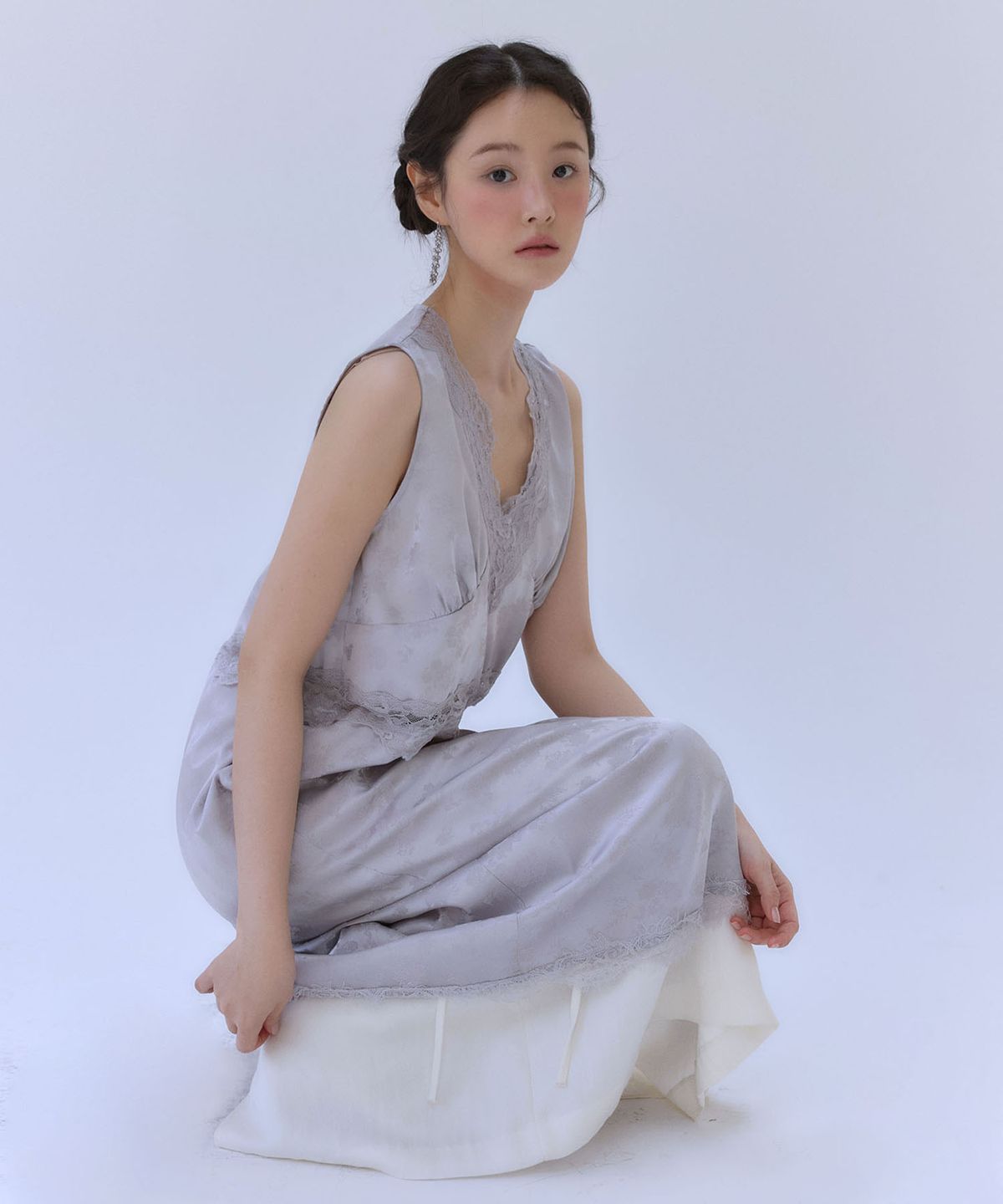 아우로(OURO) SATIN LACE LAYERED SLIP DRESS [ PALE GRAY ]
