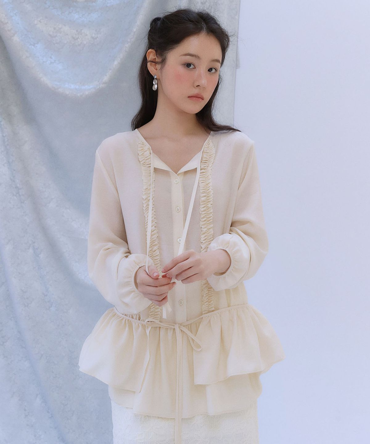 아우로(OURO) RUFFLE WRAP BLOUSE [ CREAM ]