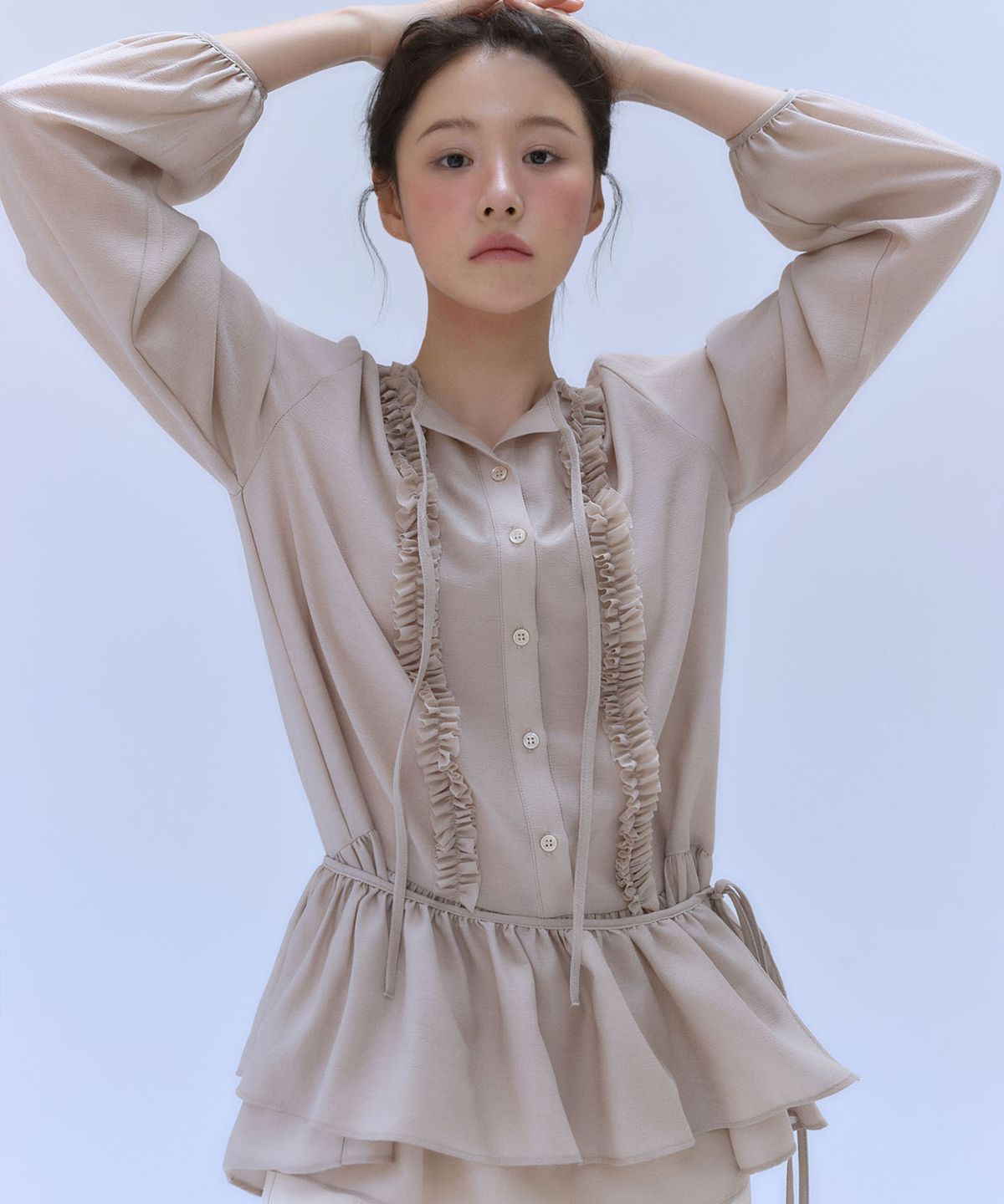아우로(OURO) RUFFLE WRAP BLOUSE [ BEIGE ]