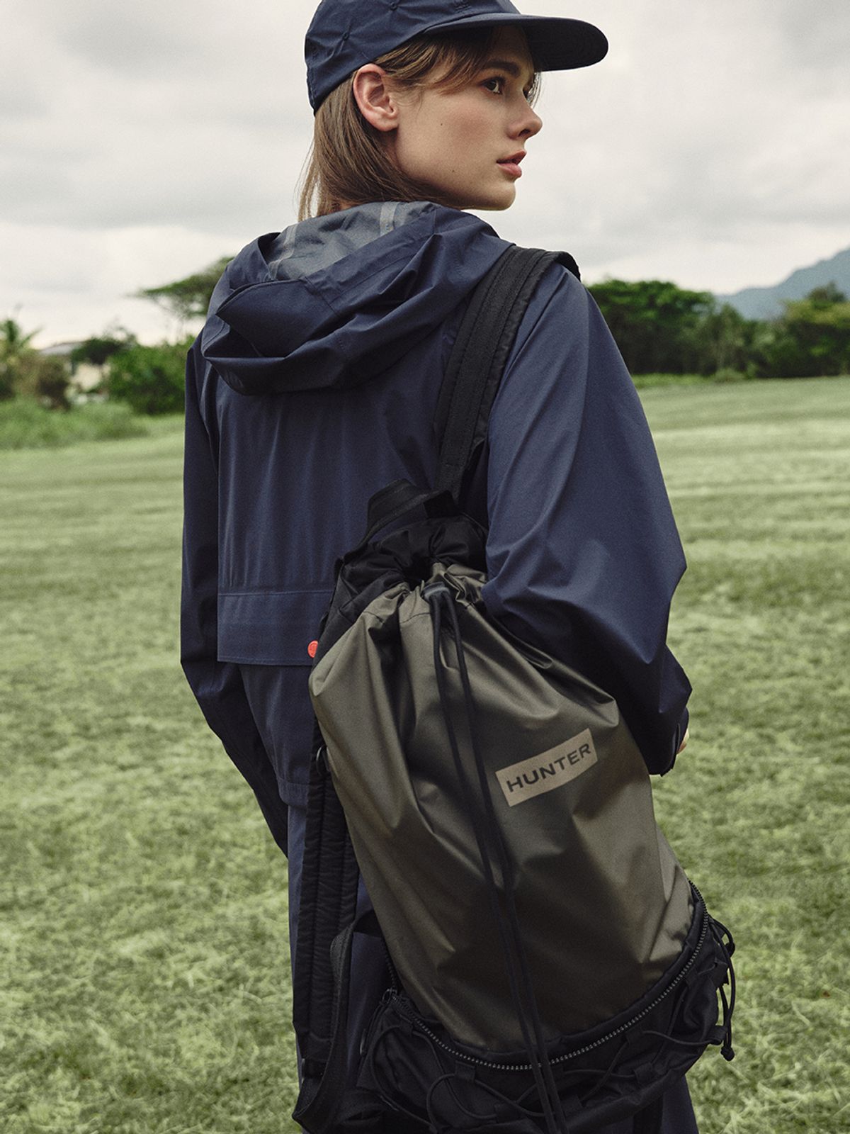 헌터(HUNTER) [UNISEX] 트래블 루센트 투웨이 백팩 - 블랙 HEUK300BBZBLK