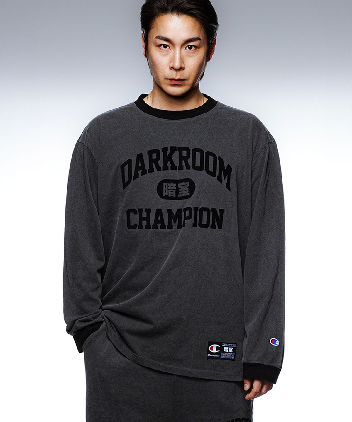 챔피온(CHAMPION) 챔피온 X 다크룸 스튜디오 롱슬리브 티셔츠 Charcoal