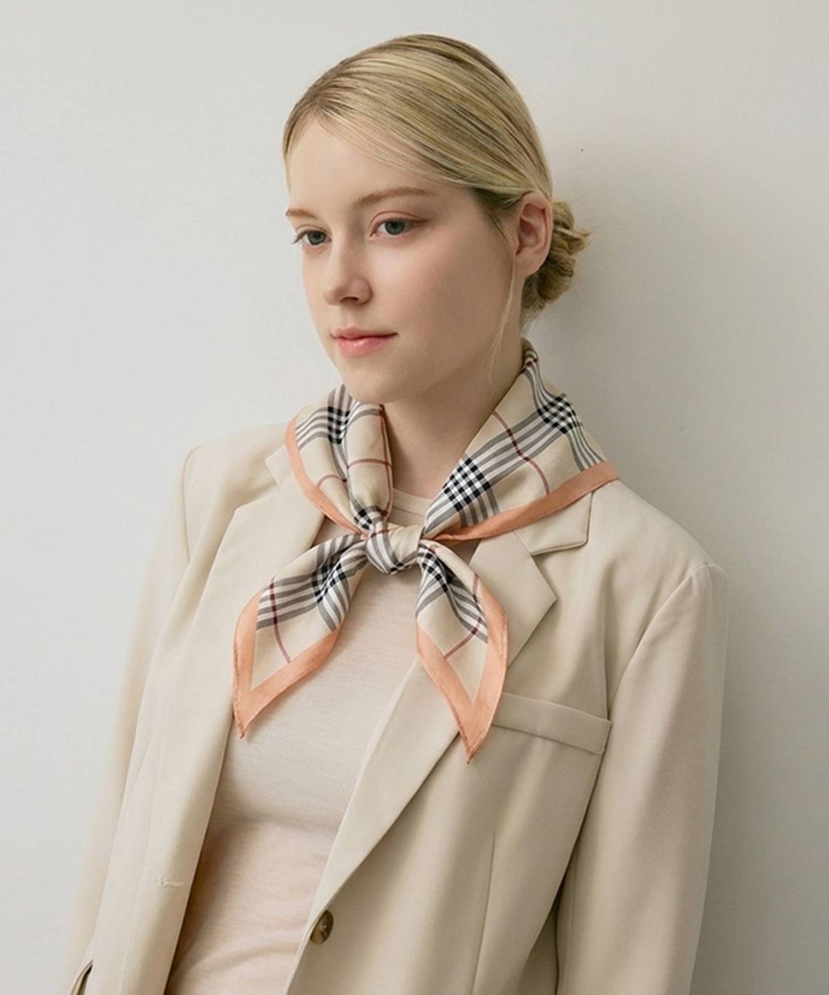 루이까또즈스카프(LOUIS QUATORZE SCARF) 로쉐코스 실크 삼각 스카프