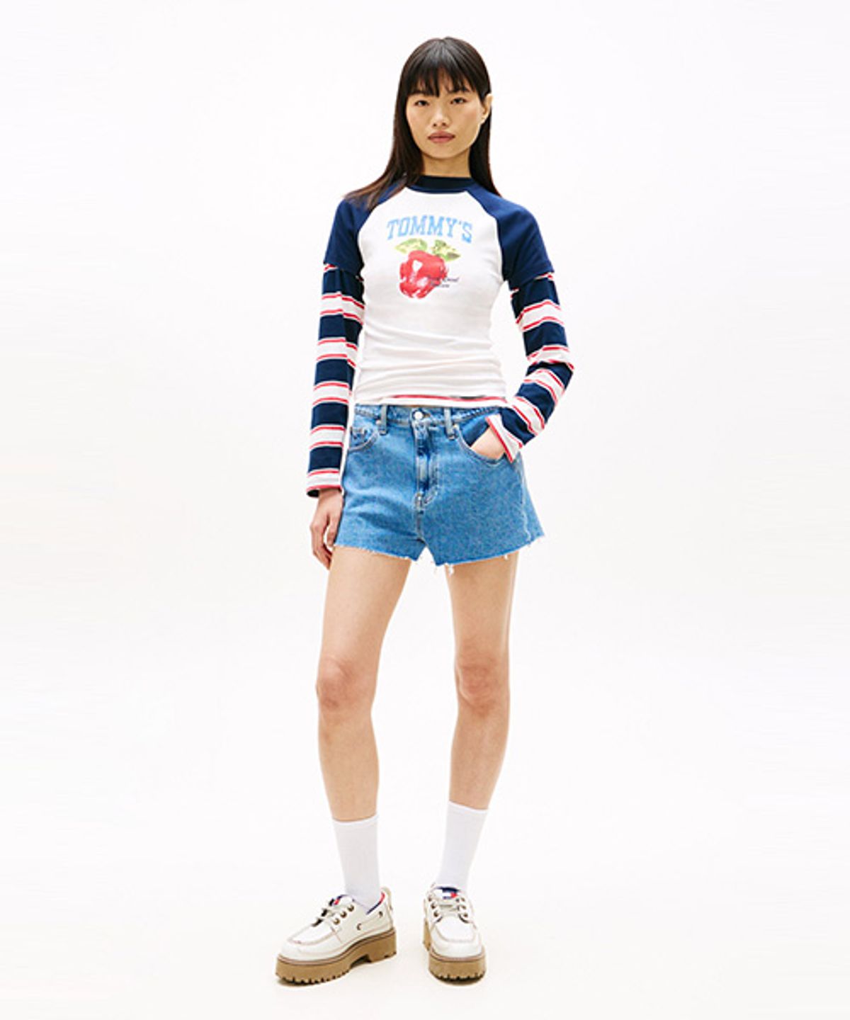 타미진스(TOMMY JEANS) 미디움블루 워시드 데님 핫 팬츠 (T32G1NEQ66TWT11A5)