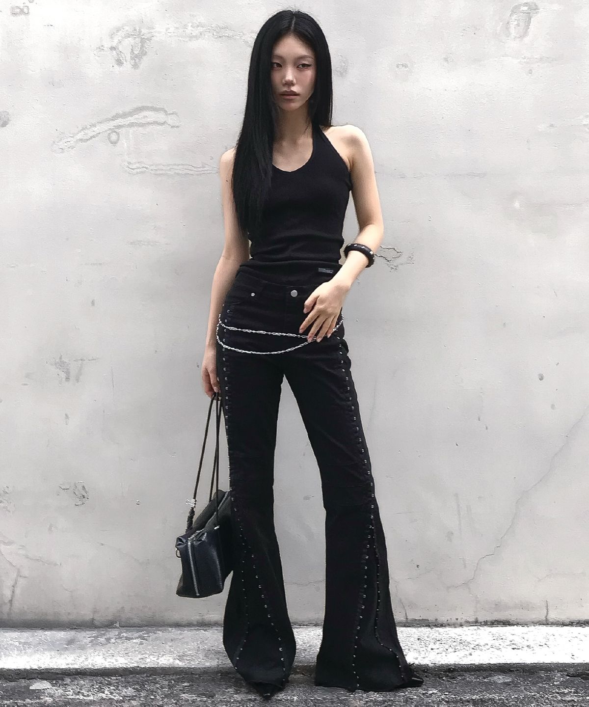 컷아웃(CUTOUT) 후크드 플레어 팬츠-블랙