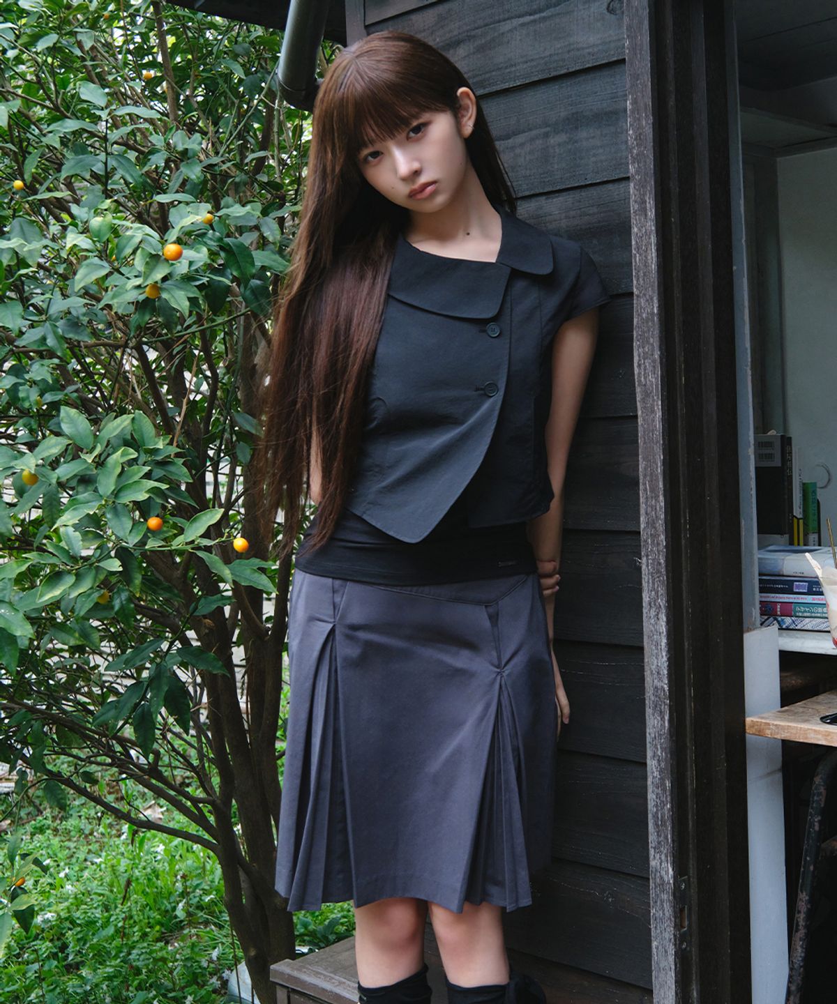 미세키서울(MISEKI SEOUL) Accordion side pleats midi skirt CHARCOAL