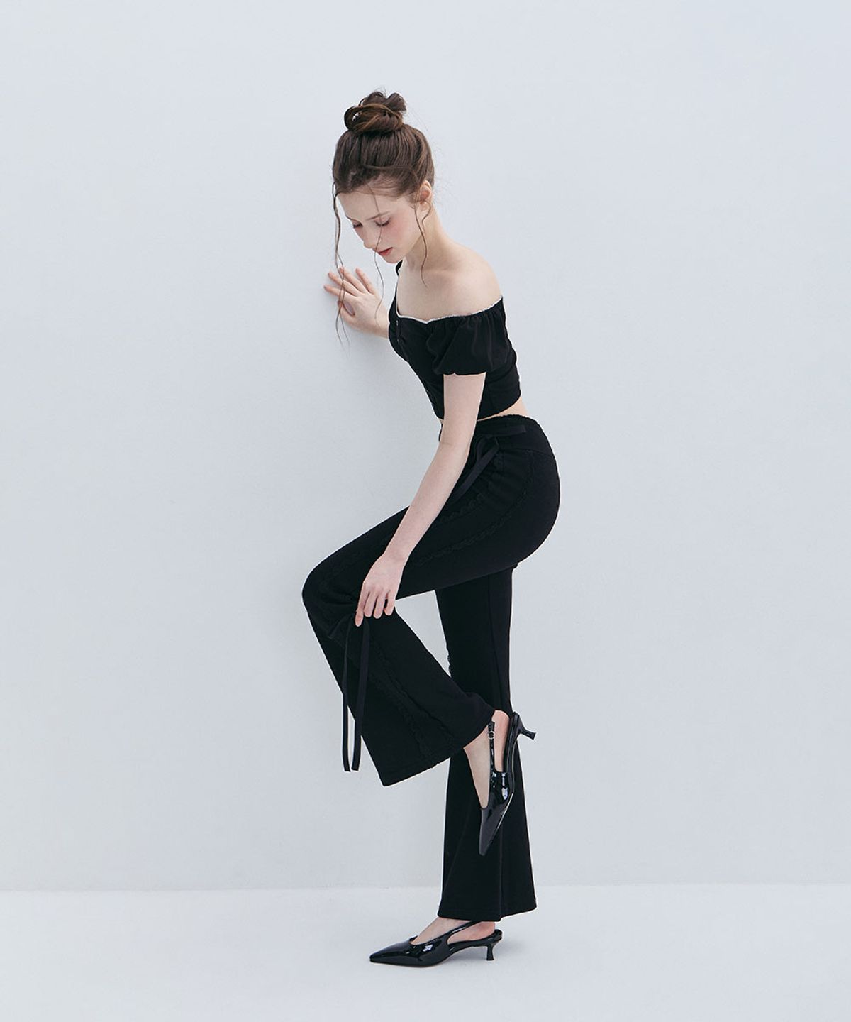 모아벨(MOABEL) CONTOUR LINE RIBBON PANTS - BLACK