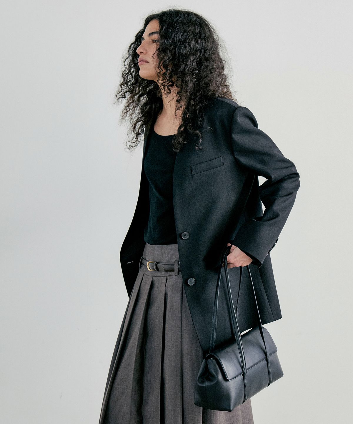 노티아(NOTIA) ORDINARY NO COLLAR V NECK JACKET - BLACK