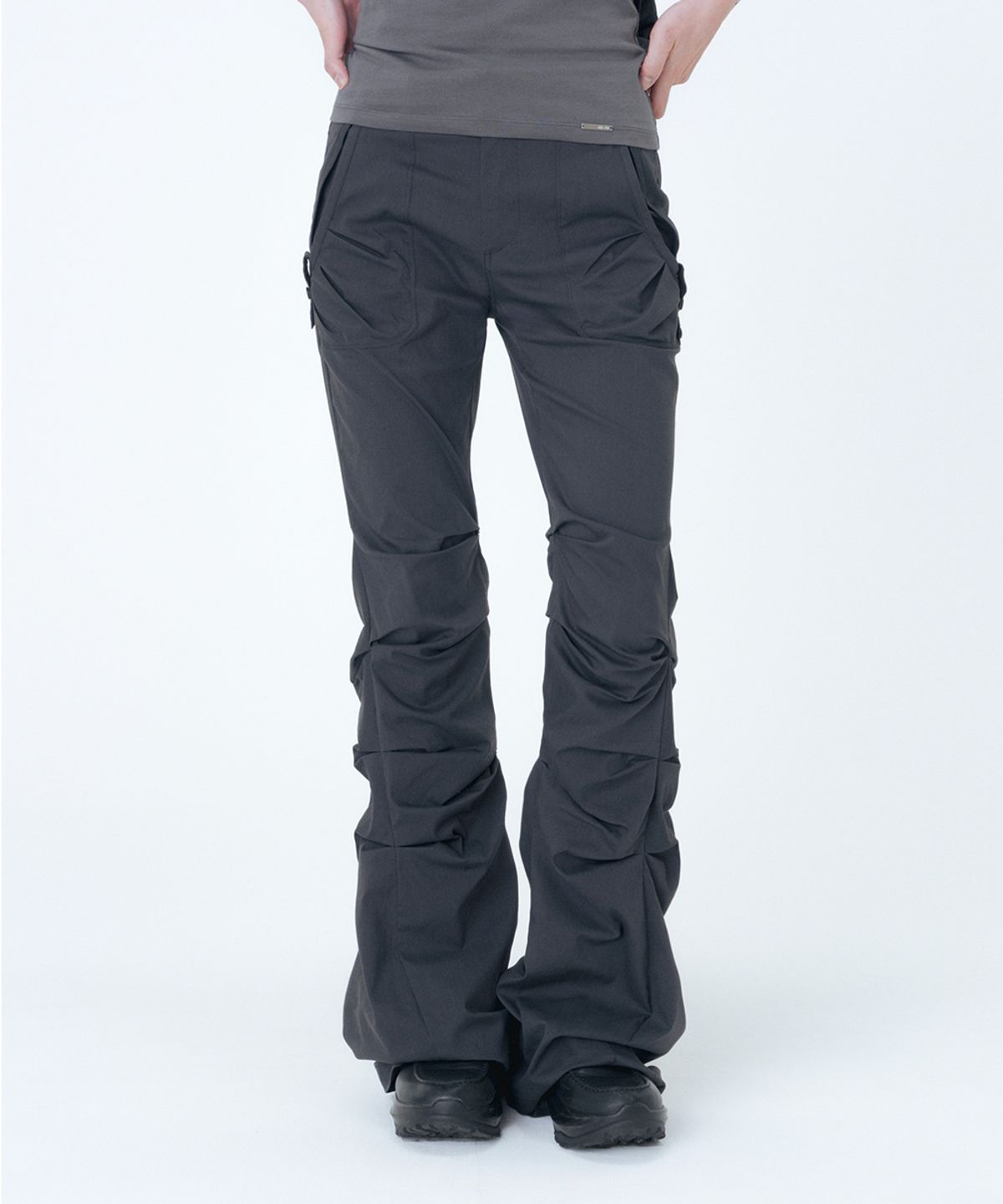 미세키서울(MISEKI SEOUL) Shirring pocket bootscut pants CHARCOAL