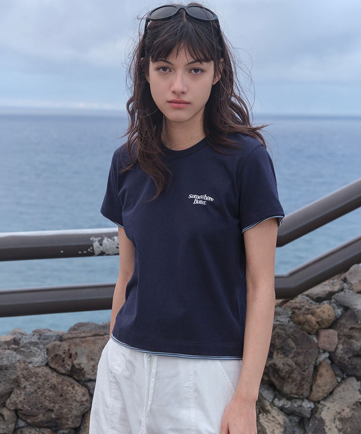썸웨어버터(SOMEWHEREBUTTER) Small Wave Logo Layered Top - Navy