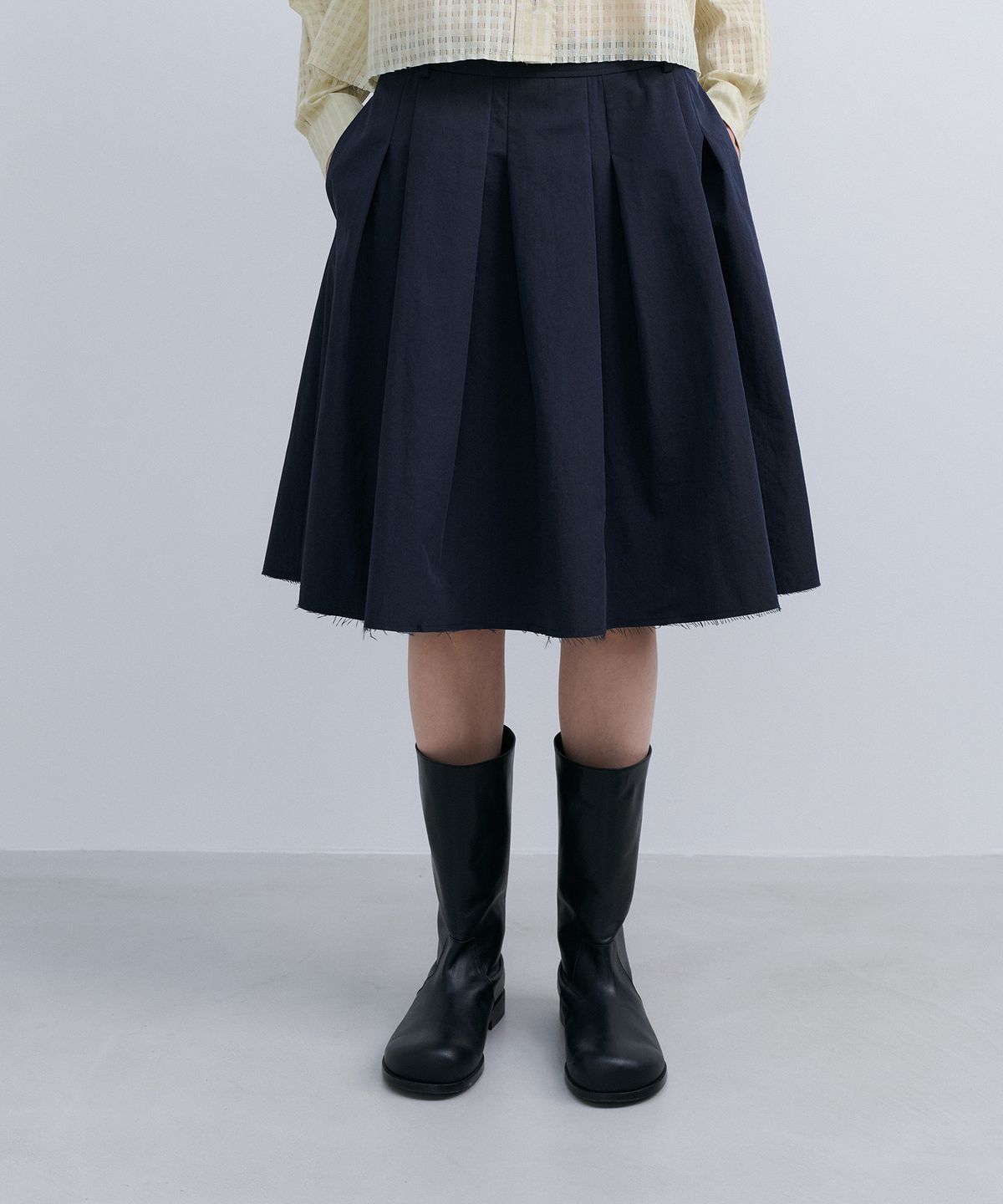 에핑글러(EPINGLER) LOW EDGE PLEATED SKIRT  - NAVY