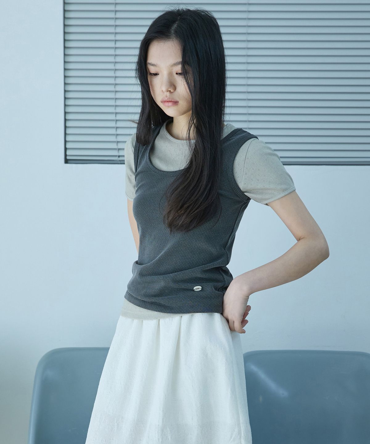 꼬모니노즈(COMONINOZ) W PIGMENT SLEEVELESS [DEEP GRAY]