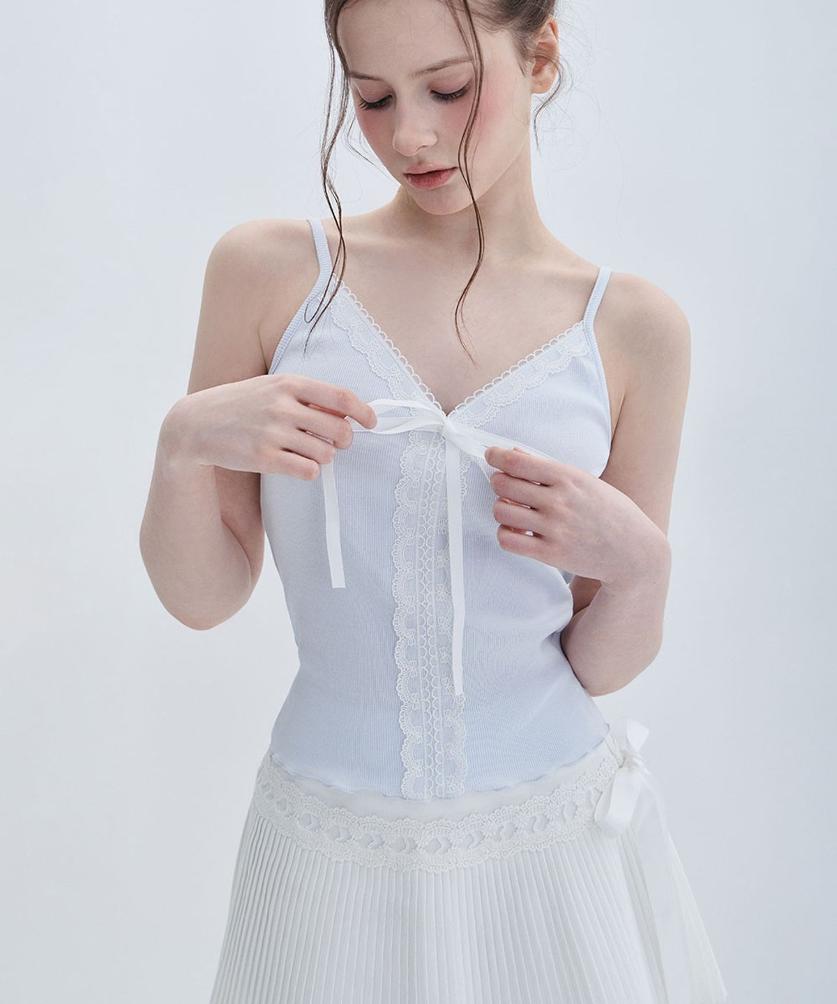 모아벨(MOABEL) LACE SILK SLEEVELESS TOP - SOFT BLUE